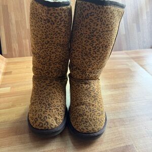 UGG Classic Tall II boots in an animal leopard print, size 5